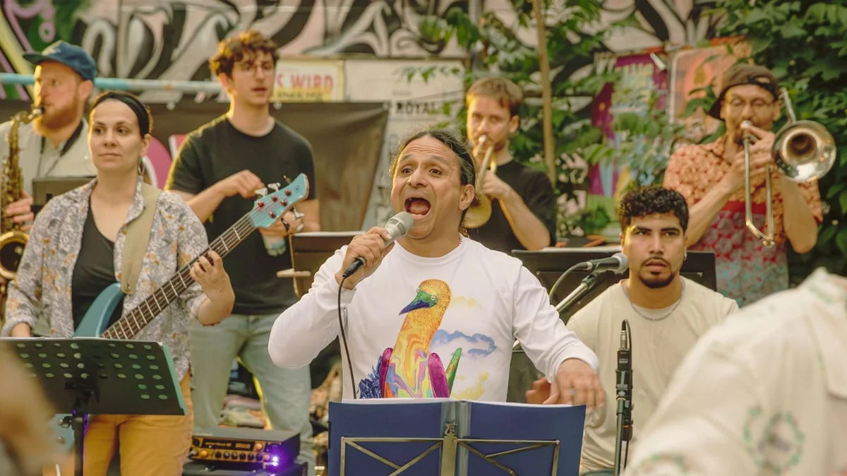 Sazón Montuno vor der scheune